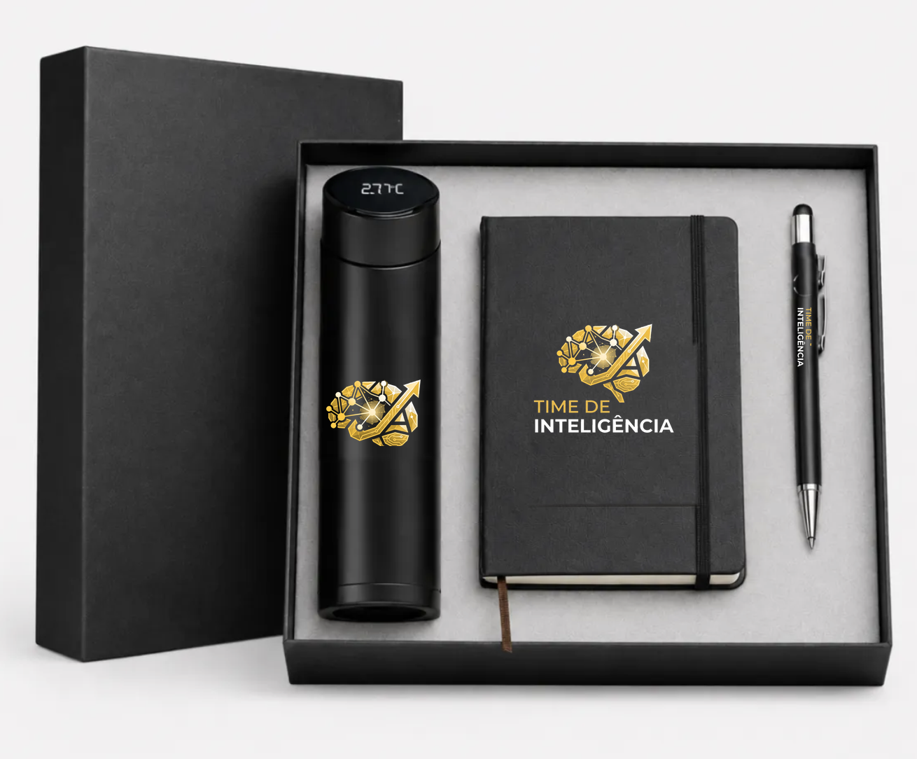 Kit com garrafa térmica, moleskine e caneta pretos com a marca dourada do Time de Inteligência, na caixa de presente